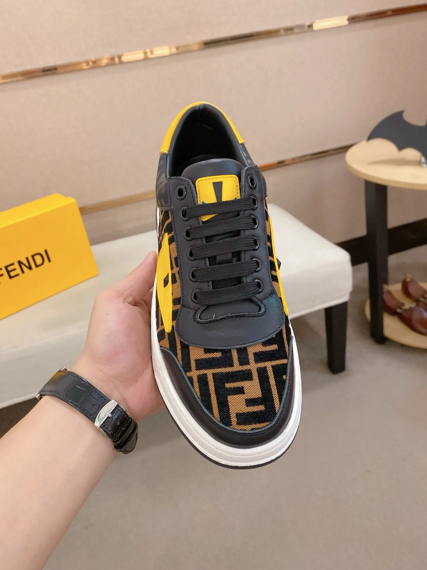 Men's shoes💰: 400💰[Fendi] Fendi's latest casual shoes for men! Available at counters simultaneously! A one-to-one replica of the original. All imported official website one-to-one cowhide fabric. The interior is made of top-grade sheepskin, and the original factory-supplied rubber outsole is used. Leading new fashion concepts. Matching code: 38-44. (can be customized for 45 non-refundable)